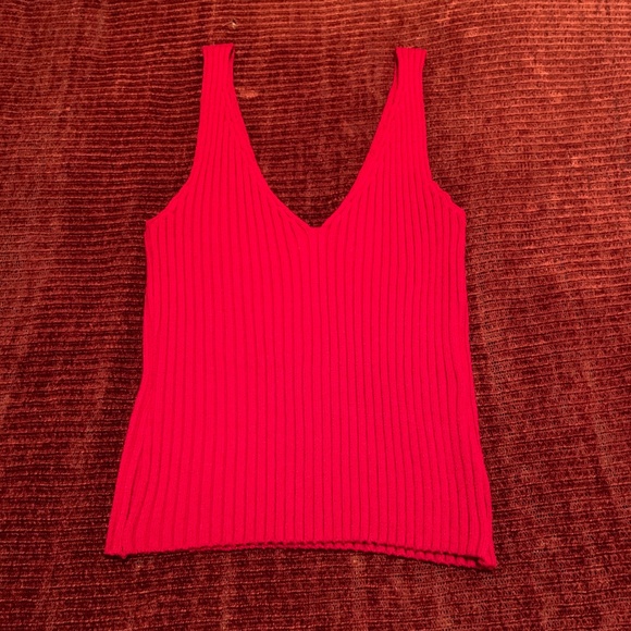 Red Ribbed Sleeveless V-Neck Crop Top - Picture 4 of 6